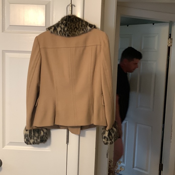 Tan blazer wool with leopard trim in collar and sleeves barely worn - Picture 4 of 5